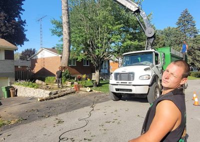 Équipe avec camion avec grue au travail - Service d'abattage d'arbre à Montréal Est et ses environs - Abattage Arbre Montréal